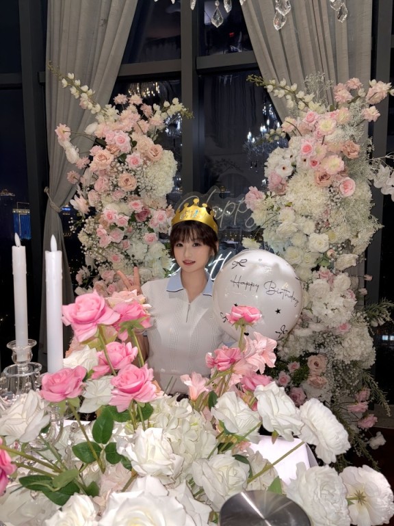 杨瀚森女友晒照庆23岁生日网友从窗户剪影抓到小杨